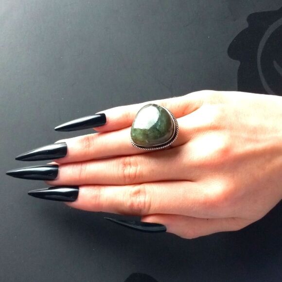 Size 8 silver striated labradorite ring - Picture 1 of 1